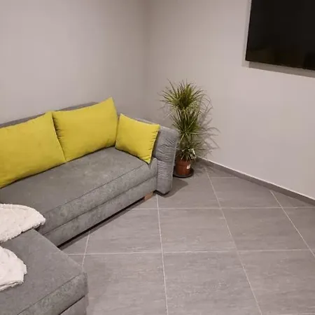 Apartment Hos-cegledi Vendeghaz -oenallo Otthon, Mely Csak Az Oenoeke *