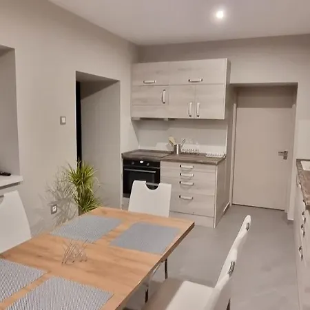 Apartment Hos-cegledi Vendeghaz -oenallo Otthon, Mely Csak Az Oenoeke *