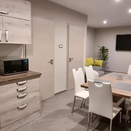 Hos-cegledi Vendeghaz -oenallo Otthon, Mely Csak Az Oenoeke *