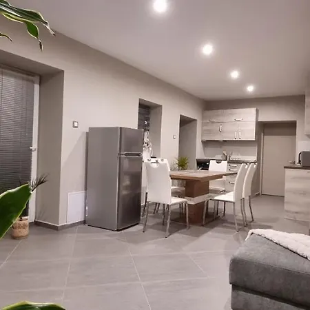 Hos-cegledi Vendeghaz -oenallo Otthon, Mely Csak Az Oenoeke Apartment Miskolc