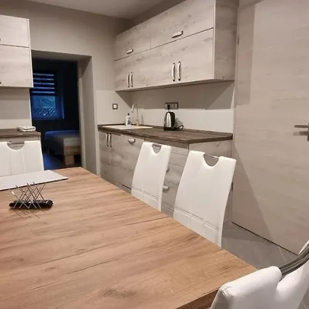 Hos-cegledi Vendeghaz -oenallo Otthon, Mely Csak Az Oenoeke Apartment *