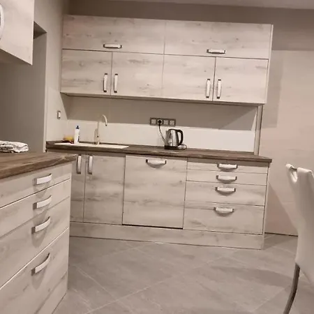 Apartment Hos-cegledi Vendeghaz -oenallo Otthon, Mely Csak Az Oenoeke *