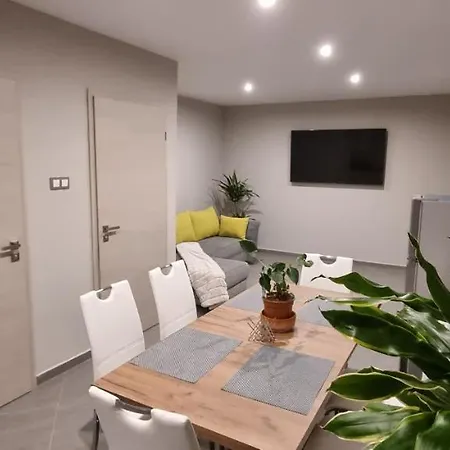 Hos-cegledi Vendeghaz -oenallo Otthon, Mely Csak Az Oenoeke ميسكولك