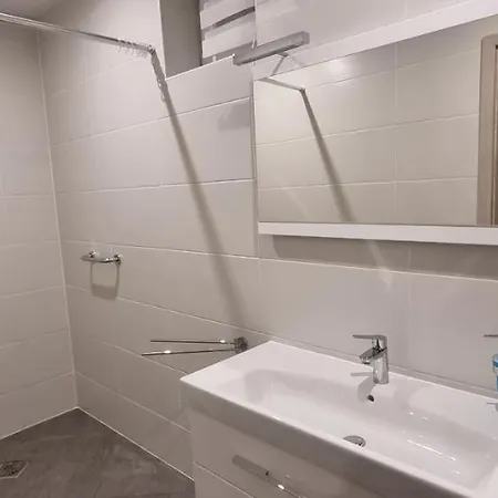 Hos-cegledi Vendeghaz -oenallo Otthon, Mely Csak Az Oenoeke Apartment Miskolc