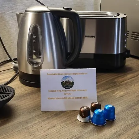 Hos-cegledi Vendeghaz -oenallo Otthon, Mely Csak Az Oenoeke شقة *