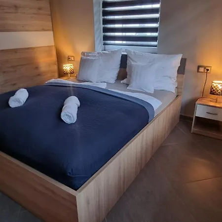 Hos-cegledi Vendeghaz -oenallo Otthon, Mely Csak Az Oenoeke Apartment