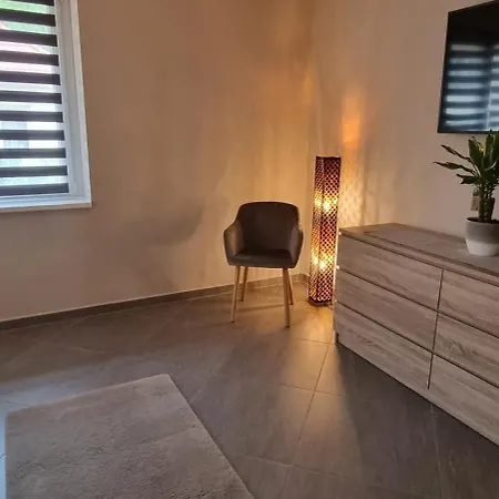 Hos-cegledi Vendeghaz -oenallo Otthon, Mely Csak Az Oenoeke Apartment *
