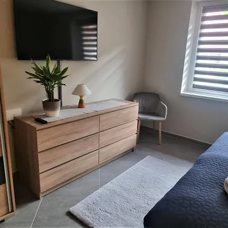 Hos-cegledi Vendeghaz -oenallo Otthon, Mely Csak Az Oenoeke Apartment *